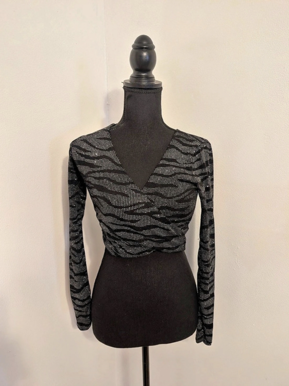 H&M Divided Black Zebra Print Ruched V-Neck Long Sleeve Crop Top XS